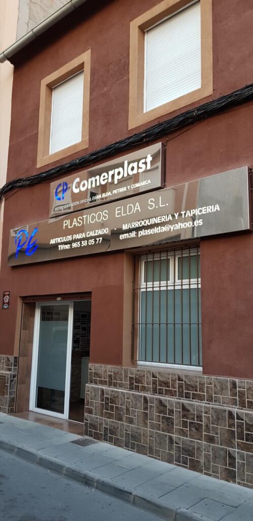 Fachada de Elda Sintéticos en la calle Murcia de Elda
