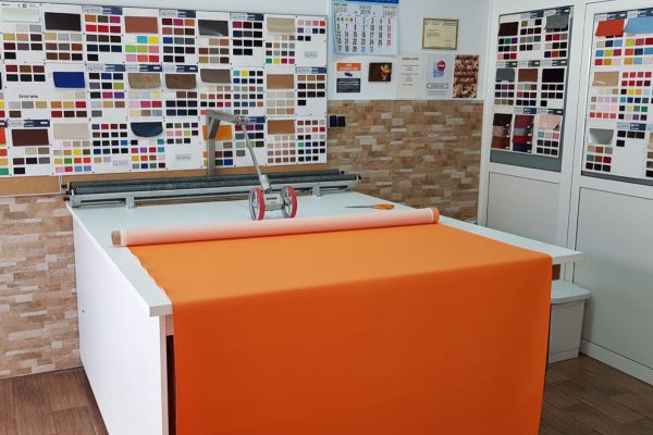 Showroom de Elda Sintéticos con cartas de color